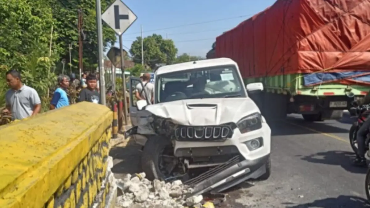 Pikap rombongan KDMP tujuan Malang ringsek usai menghantam jembatan dan ditabrak truk di Jalan Raya Ngawi-Solo, Desa Gemarang, Kedunggalar, Kamis (9/7). Foto: ASEP SYAEFUL BACHRI/JAWA POS RADAR NGAWI