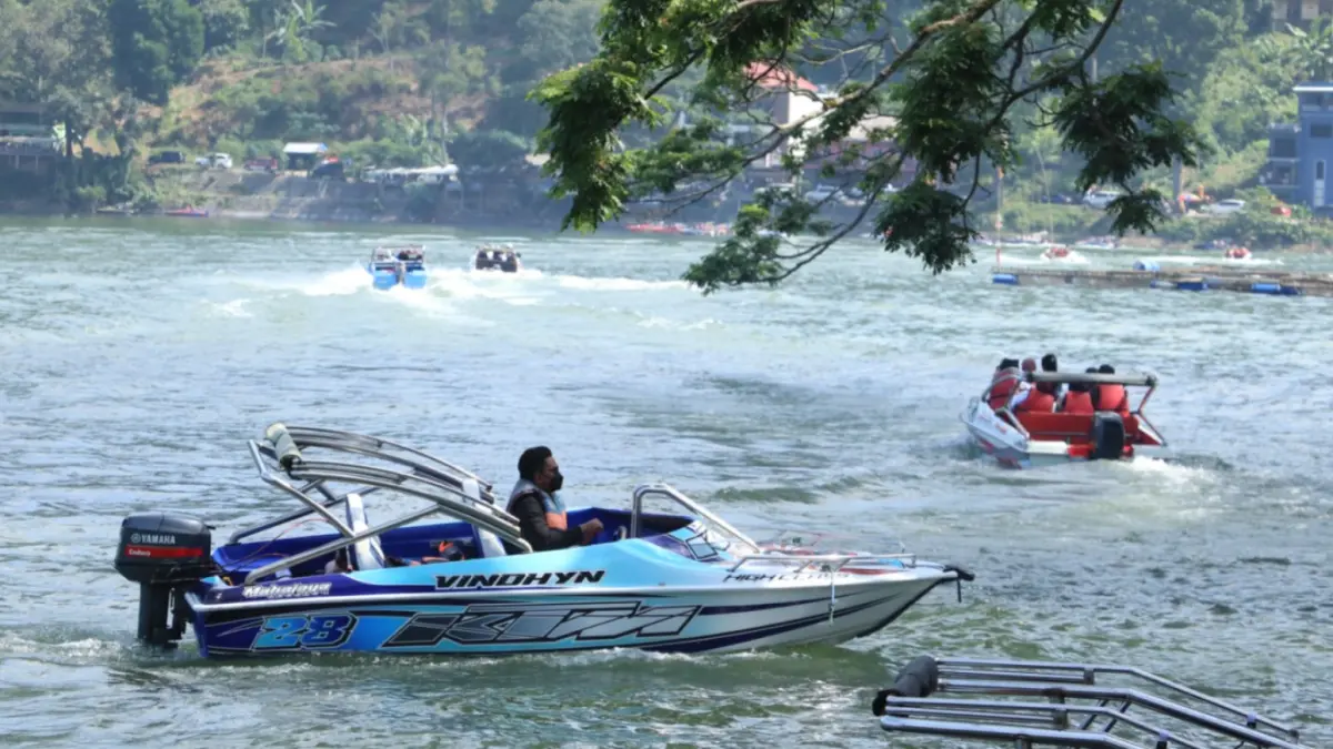 RAMAI PENGUNJUNG: Wisatawan memadati kawasan Telaga Ngebel selama libur sekolah. SUGENG DWI N/RADARPONOROGO