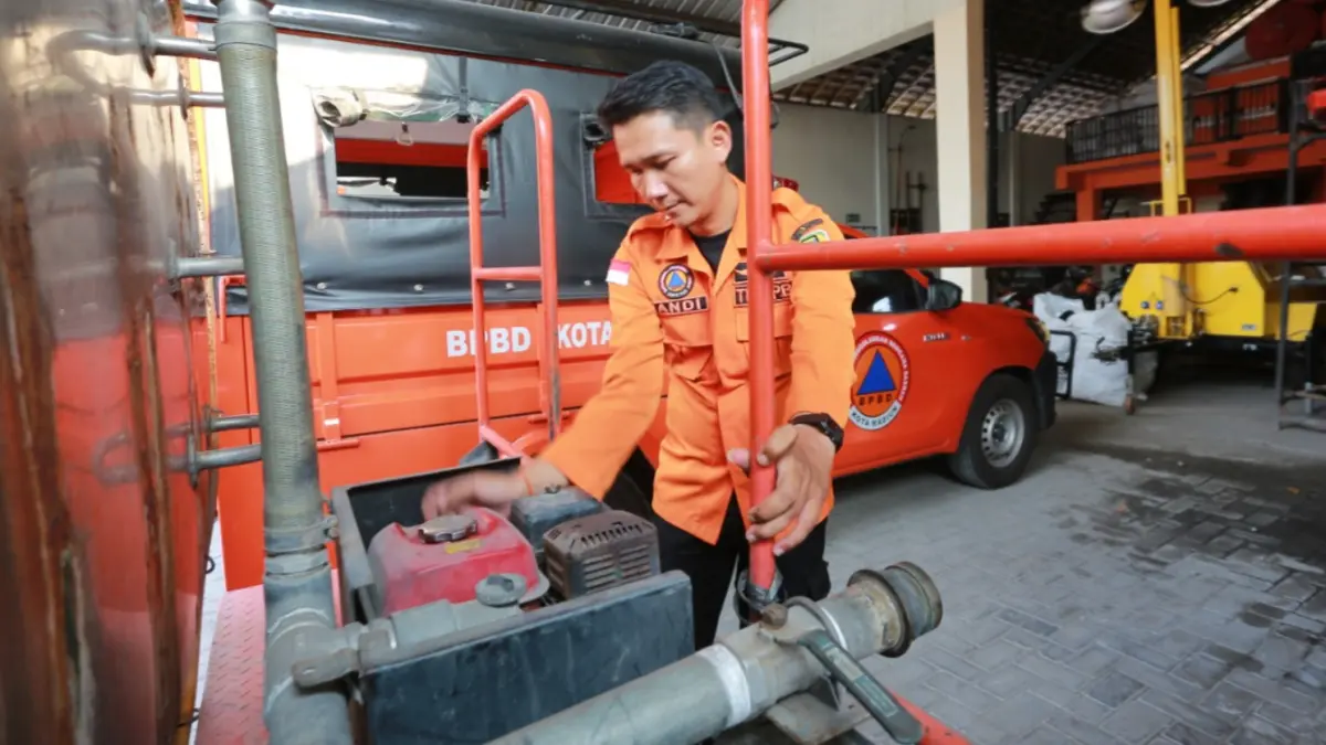 SIAGA KEMARAU: BPBD Kota Madiun menyiagakan truk tangki air untuk mengantisipasi kebakaran lahan dan mendukung distribusi air bersih di wilayah yang berpotensi terdampak kekeringan selama musim kemarau. BAGAA BIMANTARA/RADAR MADIUN