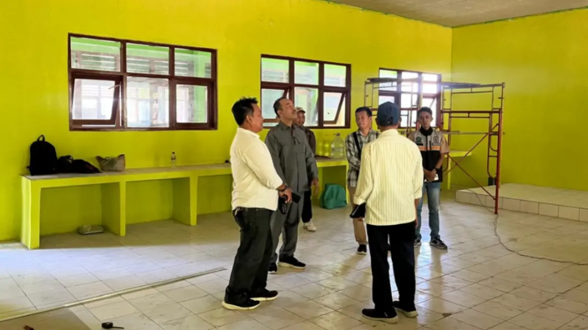 SIDAK: Ketua dan anggota Komisi II DPRD Ngawi meninjau proyek rehabilitasi SMPN 1 Bringin. ASEP SYAEFUL/RADAR NGAWI