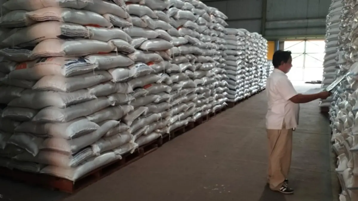 STOK AMAN: Bulog memastikan cadangan beras di Kabupaten Magetan mencapai sekitar 5.000 ton dan diperkirakan mencukupi kebutuhan masyarakat hingga akhir 2026. AJI PUTRA/RADAR MAGETAN