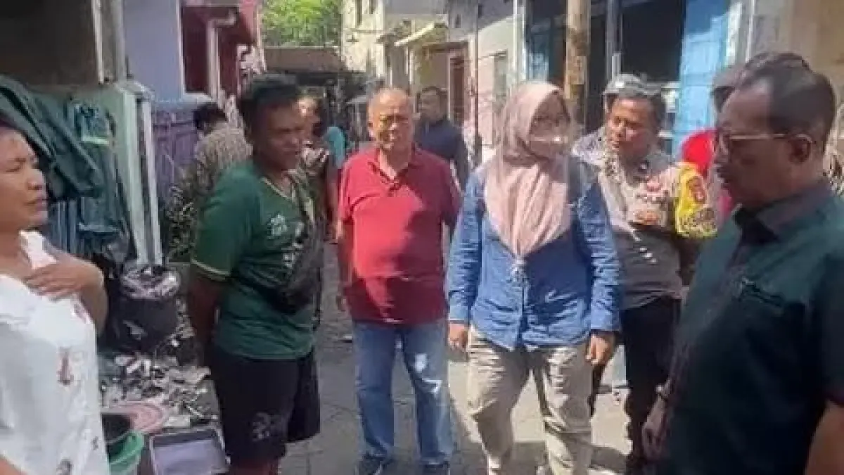 Wakil Wali Kota Surabaya Armuji ketika melakukan mediasi mengenai polemik pengontrak yang menolak pindah di Kalisari. (Beritasatu.com)