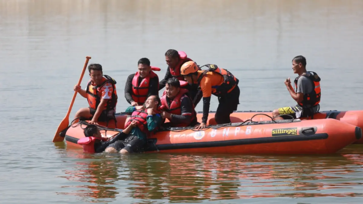 ASN Pemkot Madiun mengikuti pelatihan water rescue di Embung Pilangbango, Kamis (9/7), guna meningkatkan kemampuan penyelamatan dan penanganan bencana berbasis air. FOTO: BAGAS BIMANTARA/JAWA POS RADAR MADIUN.