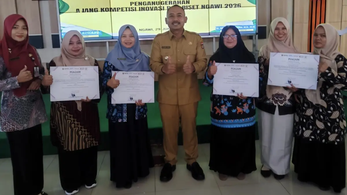 Bupati Ngawi Ony Anwar Harsono berfoto bersama Kepala SMAN 1 Kwadungan dan warga sekolah usai keberhasilan meraih empat penghargaan pada AKAR 2026. Foto: SMAN 1 KWADUNGAN UNTUK JAWA POS RADAR NGAWI
