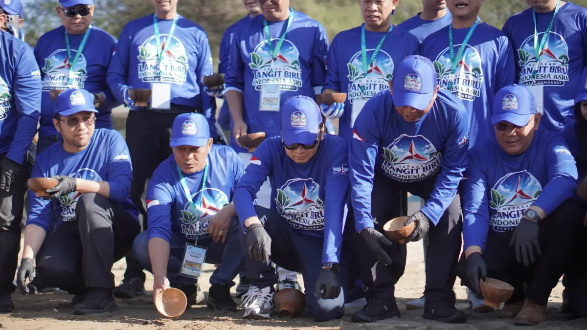 GERAKAN NASIONAL: Ketua Umum Partai Demokrat Agus Harimurti Yudhoyono meluncurkan Gerakan Nasional Langit Biru Indonesia Asri dari Pantai Teleng Ria, Pacitan, yang dirangkai dengan aksi bersih pantai dan pelepasan 250 ekor tukik.