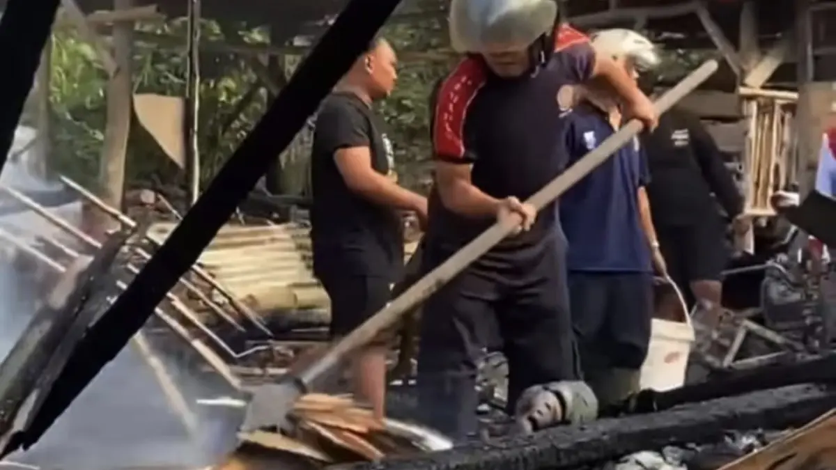 LUDES TERBAKAR: Rumah pengolahan limbah triplek di Dusun Krajan Lor, Desa Ponggok, Kabupaten Pacitan, hangus dilalap api. FOTO: ISTIMEWA