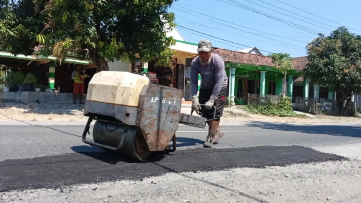 Pemkab Madiun mulai mempersiapkan lelang proyek pemeliharaan jalan setelah pasokan aspal kembali normal. FOTO: DIAN RAHAYU/RADAR CARUBAN.