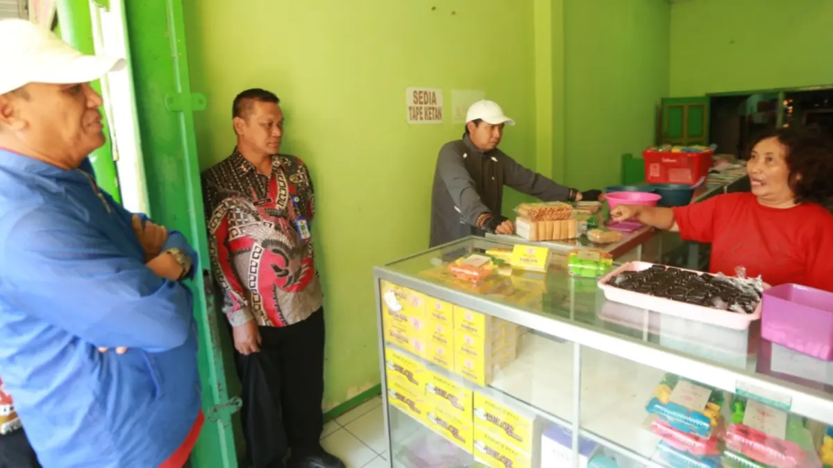 Plt Wali Kota Madiun F Bagus Panuntun meninjau salah satu rumah produksi madumongso di Jalan Bali Gang III, Kamis (9/7), sembari memetakan kebutuhan pelaku UMKM. FOTO: BAGAS BIMANTARA/JAWA POS RADAR MADIUN.