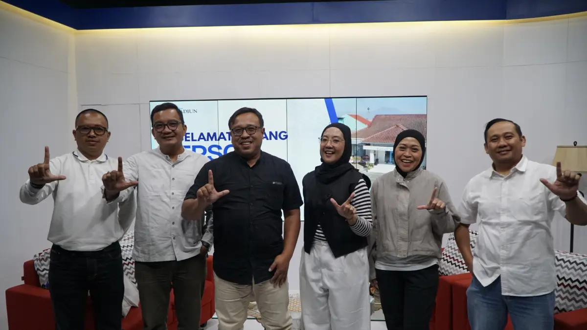 Public Relations Epson Indonesia Indah Febrianti (tiga dari kanan), Perwakilan Agency Media Muscle Rina Triastuti (dua dari kanan), bersama Direktur Jawa Pos Radar Madiun Ockta Prana Lagawira (tiga dari kiri) dan manajemen Radar Madiun, Jumat (10/7).