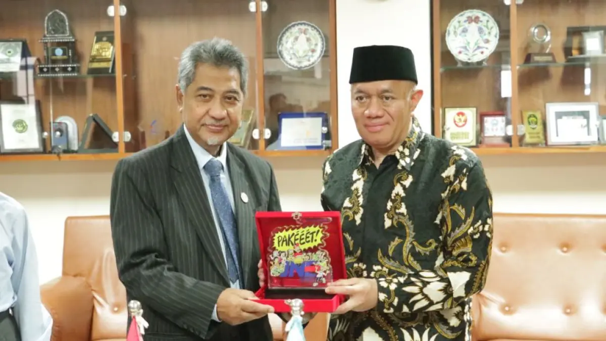 Rektor UNIDA Gontor Prof. Dr. K.H. Hamid Fahmy Zarkasyi, M.A. Ed, M. Phil dan Presiden Direktur JNE, M. Feriadi Soeprapto.&nbsp;