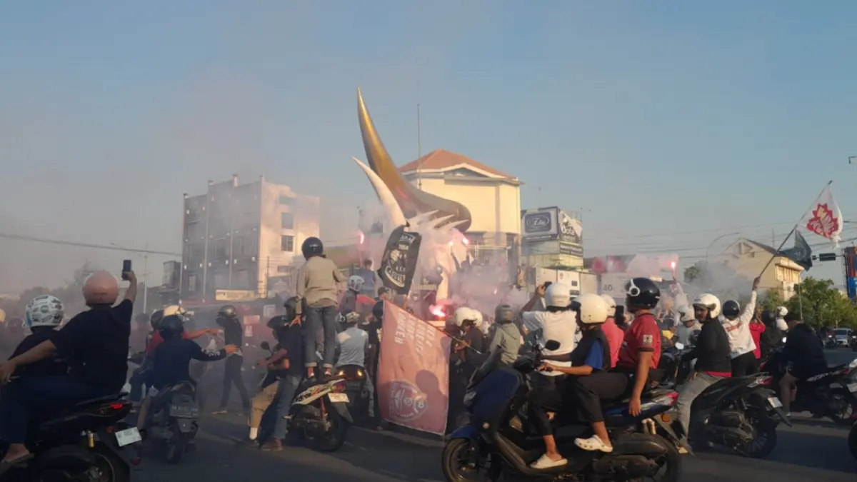 Ribuan suporter mengawal rombongan Persinga Ngawi saat tiba di Kota Ngawi usai memastikan tiket promosi ke Liga 3 Nusantara, Kamis (9/7). FOTO: ASEP SYAEFUL BACHRI/JAWA POS RADAR NGAWI.