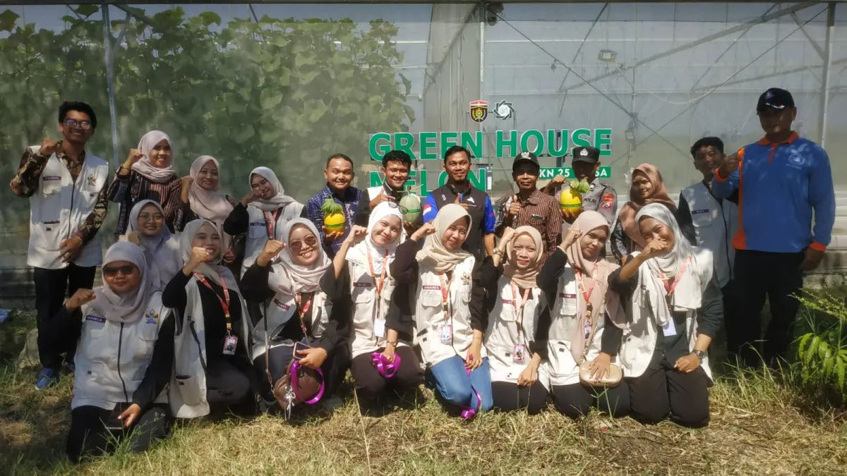 SINERGIS: Jajaran Pemdes Pelang Kidul, kepala DPMD, dinkop UM dan Tim KKN Mahasiswa Uinsa Surabaya berfoto bersama dalam kegiatan petik melon Greenhouse Bumdes Mekarsasi Desa Pelang Kidul, Jumat (10/7). (SATRIO JATI/RADAR MADIUN)