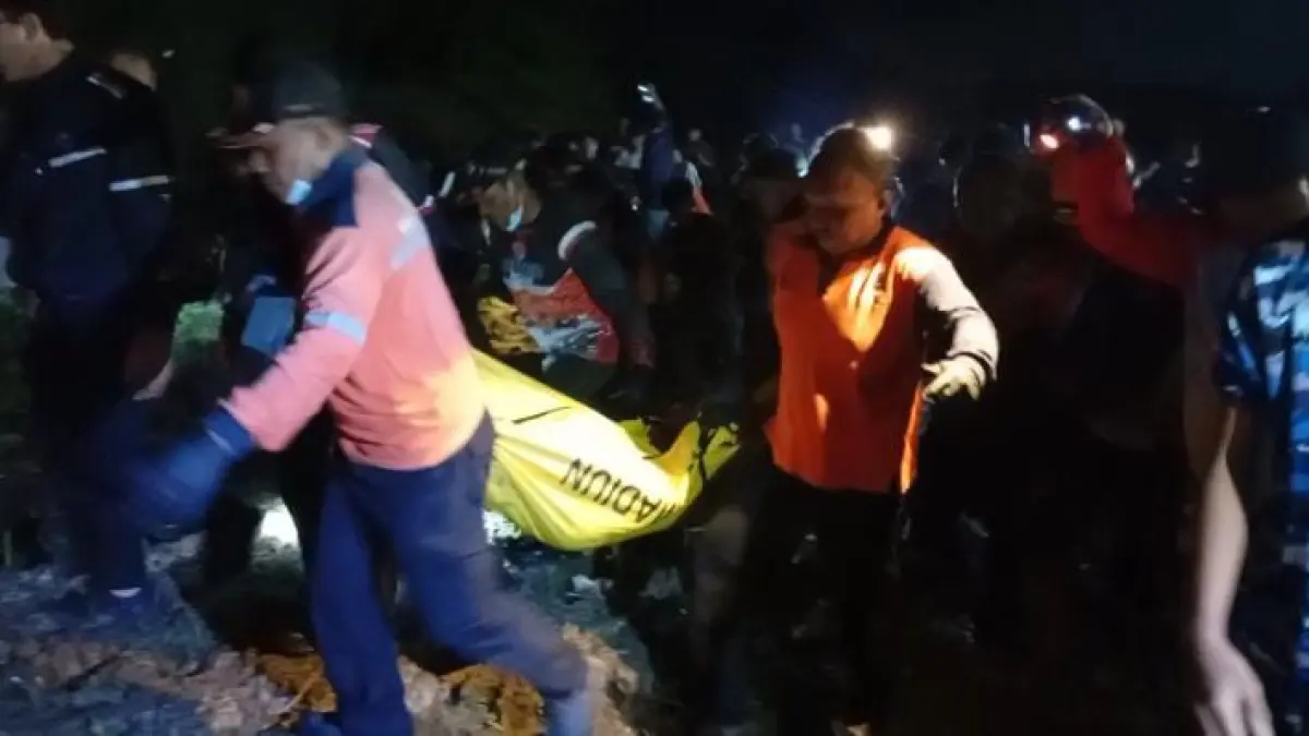 Tim gabungan mengevakuasi jenazah pelajar yang ditemukan meninggal dunia setelah tenggelam di Sungai Bengawan Madiun, Desa Krokeh, Kecamatan Sawahan, Kamis (9/7) malam. DIAN RAHAYU/RADAR MADIUN