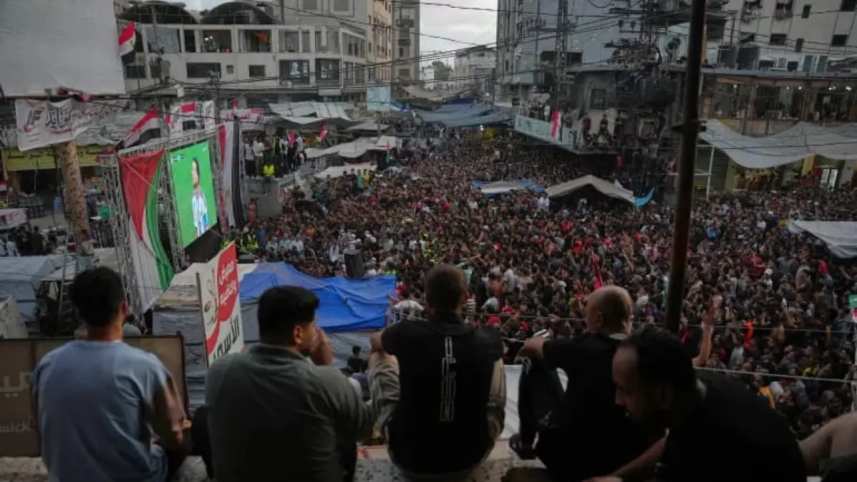 Warga Palestina menyaksikan siaran langsung pertandingan sepak bola babak 16 besar Piala Dunia antara Argentina dan Mesir di Nuseirat, Gaza tengah, pada 7 Juli 2026. (Aljazeera)