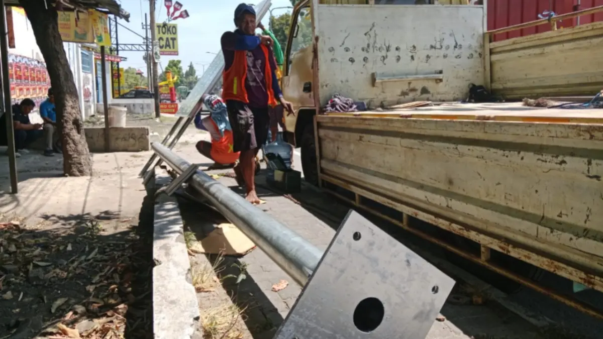 TAMBAH PENERANGAN: Pemkab Madiun melalui Dishub menyiapkan anggaran Rp931 juta untuk membangun alat penerangan jalan baru di Desa Sugihwaras dan Kebonagung guna meningkatkan keselamatan serta mendukung aktivitas masyarakat pada malam hari. DOK RADAR MADIUN