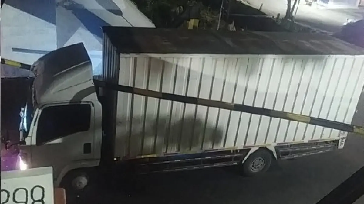 IMBAUAN KAI: PT KAI Daop 7 Madiun mengingatkan pengemudi kendaraan angkutan barang agar mematuhi batas tinggi kendaraan di underpass setelah insiden truk menabrak portal pelindung jembatan rel di Nganjuk.