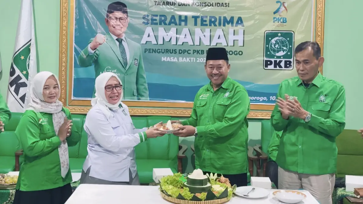 Ketua DPC PKB Ponorogo Dwi Agus Prayitno bersama jajaran pengurus baru usai menerima SK kepengurusan periode 2026–2031 dan memulai konsolidasi menghadapi Pemilu 2029. FOTO: ISTIMEWA