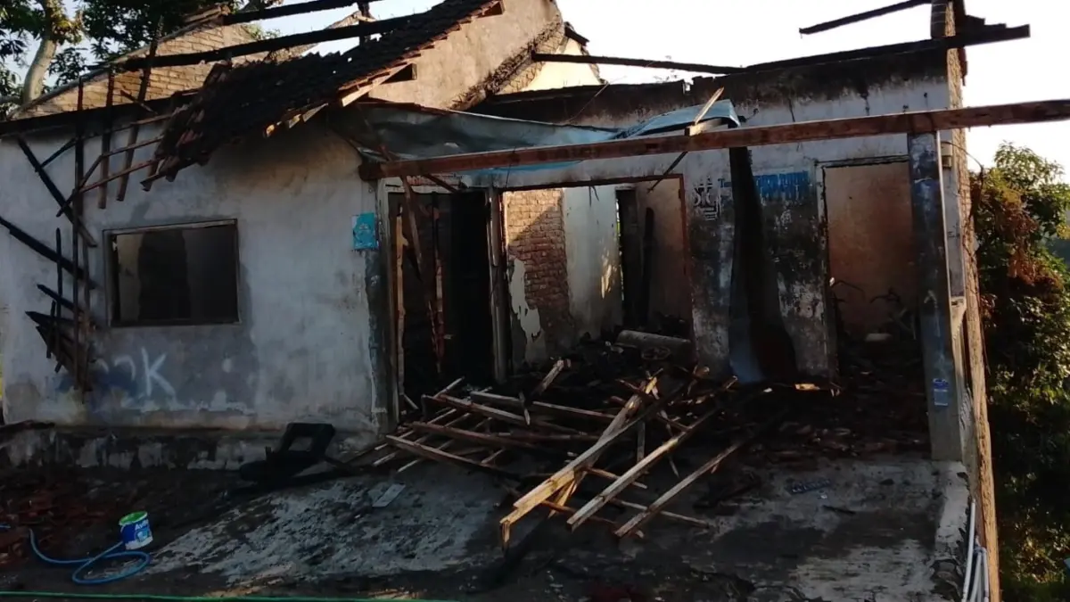 LUDES TERBAKAR: Petugas Damkar Kabupaten Madiun memadamkan kebakaran yang menghanguskan bengkel dua lantai di Desa Segulung, Kecamatan Dagangan. FOTO: ISTIMEWA