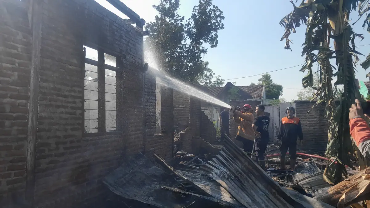NYARIS JADI KORBAN: Rumah semi permanen milik Jariah di Desa Sirigan, Kecamatan Paron, ludes terbakar. FOTO: ASEP SYAEFUL/RADAR NGAWI