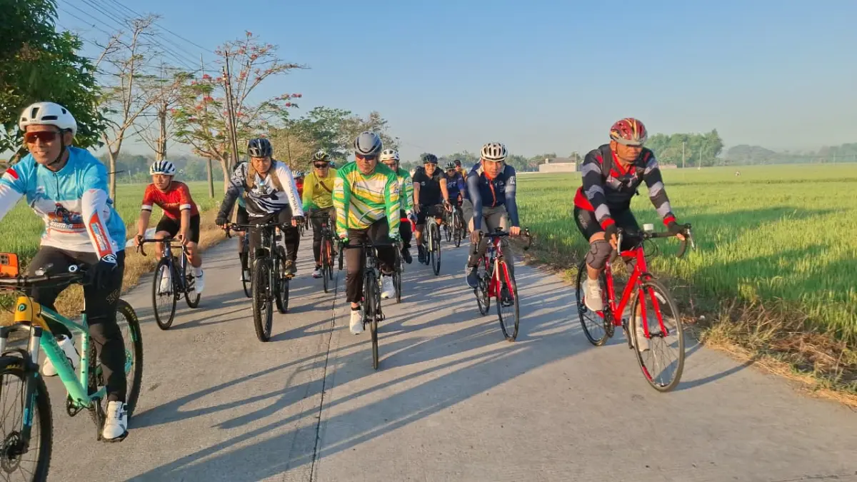 SEMARAK HARI JADI: Ribuan peserta mengikuti fun bike dan aksi bersih-bersih dalam rangka Hari Jadi ke-458 Kabupaten Madiun. LODITYA FERNANDES/RADAR MADIUN