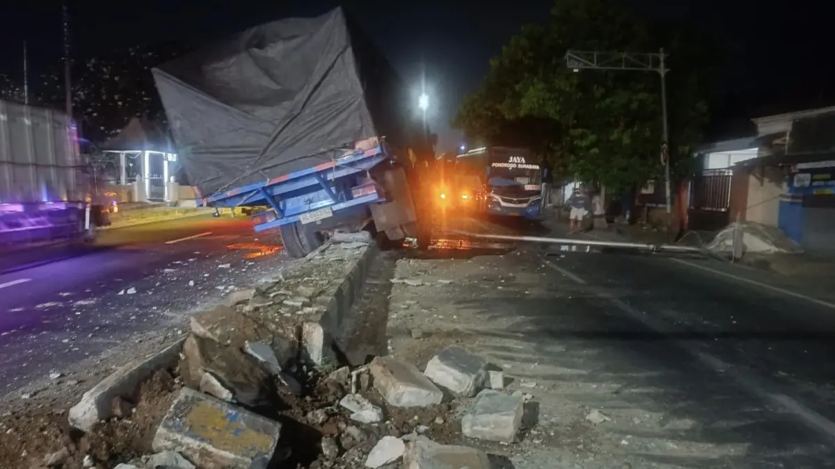 TABRAK BERUNTUN: Bus Jaya mengalami kerusakan pada bagian belakang setelah ditabrak truk boks J&T di Jalan Raya Surabaya–Madiun, Kelurahan Nglames, Sabtu (11/7) dini hari. DIAN RAHAYU/RADAR MADIUN