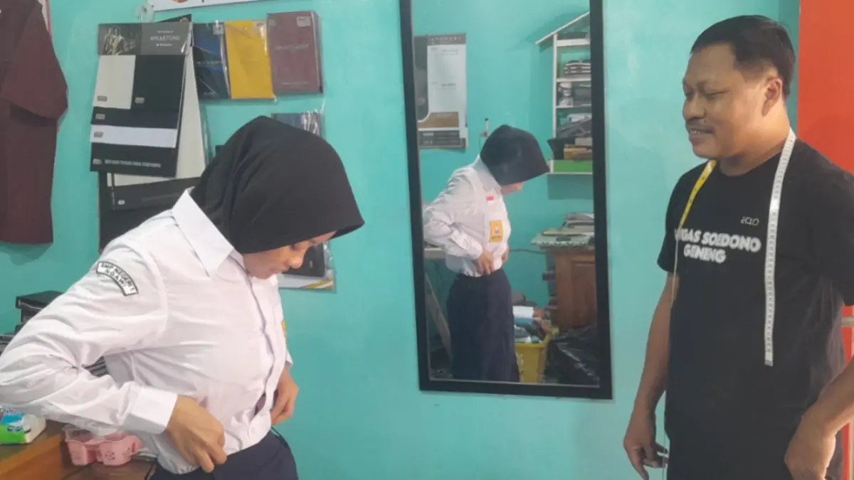 Aktivitas menjahit seragam sekolah di Delima Taylor, Ngawi, meningkat menjelang tahun ajaran baru 2026/2027. Foto: Asep Syaeful Bachri/Jawa Pos Radar Ngawi.