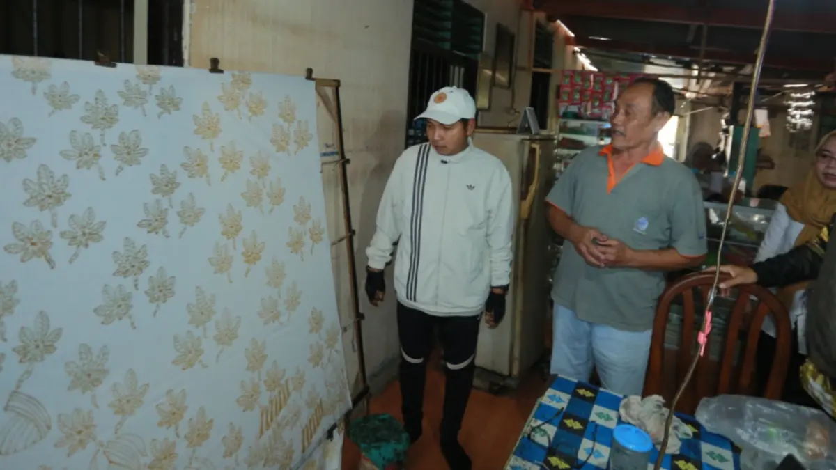Plt Wali Kota Madiun F Bagus Panuntun meninjau karya perajin batik. Pemkot menyiapkan perlindungan HKI bagi motif batik khas Kota Madiun. FOTO: BAGAS BIMANTARA/JAWA POS RADAR MADIUN.