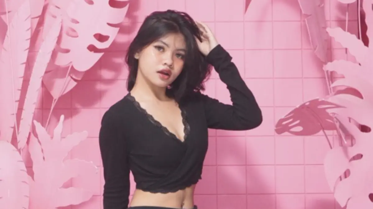 Safira Budiarta Mevia memilih fokus membangun karier sebagai broker di PT Bestprofit Futures Surabaya tanpa meninggalkan aktivitas sebagai model dan content creator. Foto: Dokumen Pribadi.