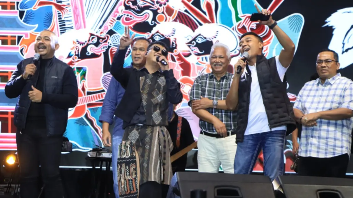 Forkopimda Ngawi menghadiri pesta rakyat Hari Jadi ke-668 Ngawi dan Hari Bhayangkara ke-80 di Alun-Alun Ngawi yang dipadati ribuan warga. Foto: Polres Ngawi untuk Jawa Pos Radar Ngawi.