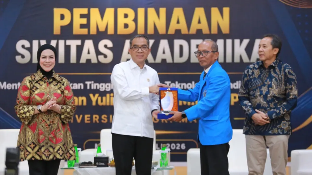 Mendiktisaintek Prof. Brian Yuliarto menerima cendera mata dari Rektor UNIPMA Dr. H. Supri Wahyudi Utomo usai pembinaan sivitas akademika. Foto: Bagas Bimantara/Jawa Pos Radar Madiun.