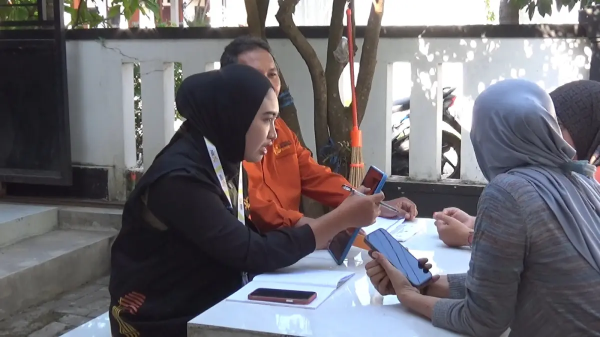 Petugas Sensus Ekonomi 2026 melakukan pendataan kepada pelaku usaha di Kabupaten Madiun. Foto: Dian Rahayu/Radar Caruban.