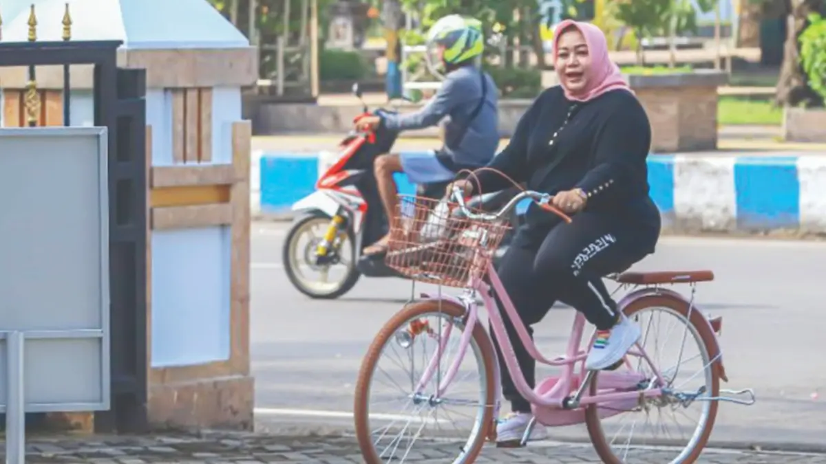 Plt Bupati Ponorogo Lisdyarita memberi contoh gaya hidup hemat energi dengan bersepeda menuju kantor. Foto: Dokumen Jawa Pos Radar Ponorogo.