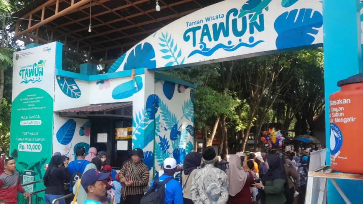 Suasana Pasar Jadoel Ahad Legi di Taman Wisata Tawun yang menjadi salah satu destinasi favorit wisatawan selama libur sekolah. Foto: Asep Syaeful Bachri/Jawa Pos Radar Ngawi.