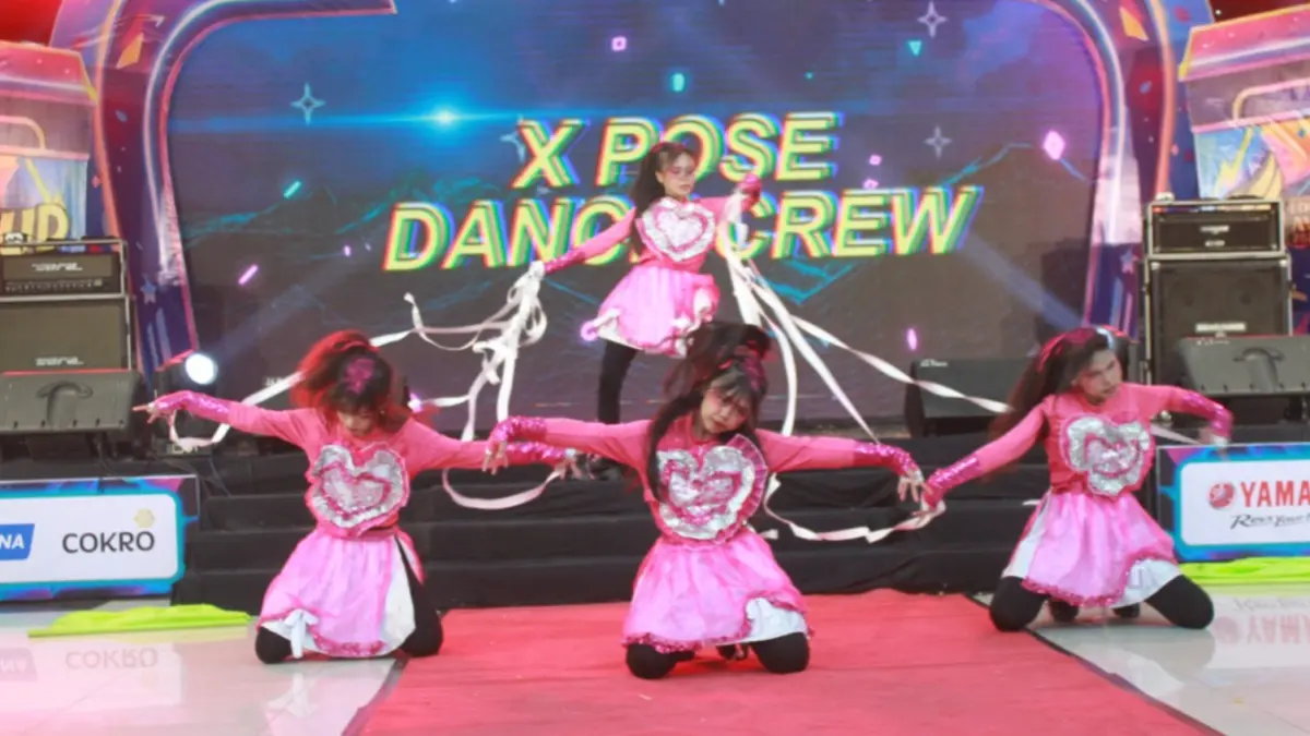 Xpose Dance Crew dari SMAN 3 Magetan tampil enerjik dengan konsep Barbie hingga meraih gelar juara Dance Modern Exmud Party Jawa Pos Radar Madiun 2026. Foto: Bagas Bimantara/Jawa Pos Radar Madiun.