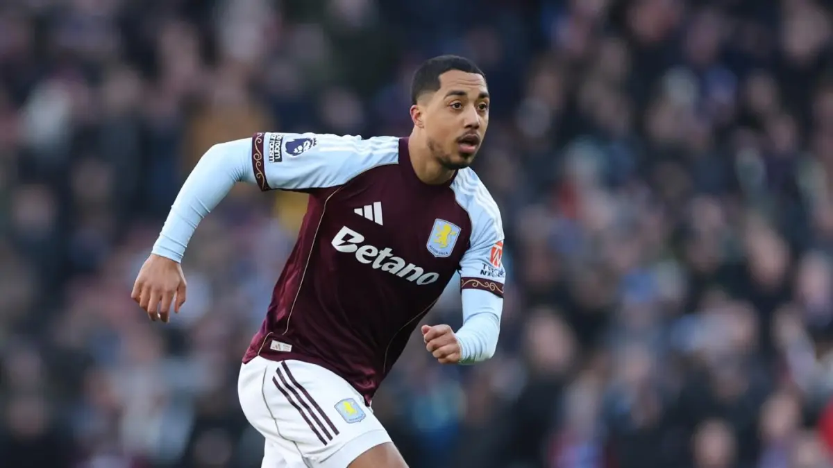 Youri Tielemans dalam sebuah laga bersana Villa.