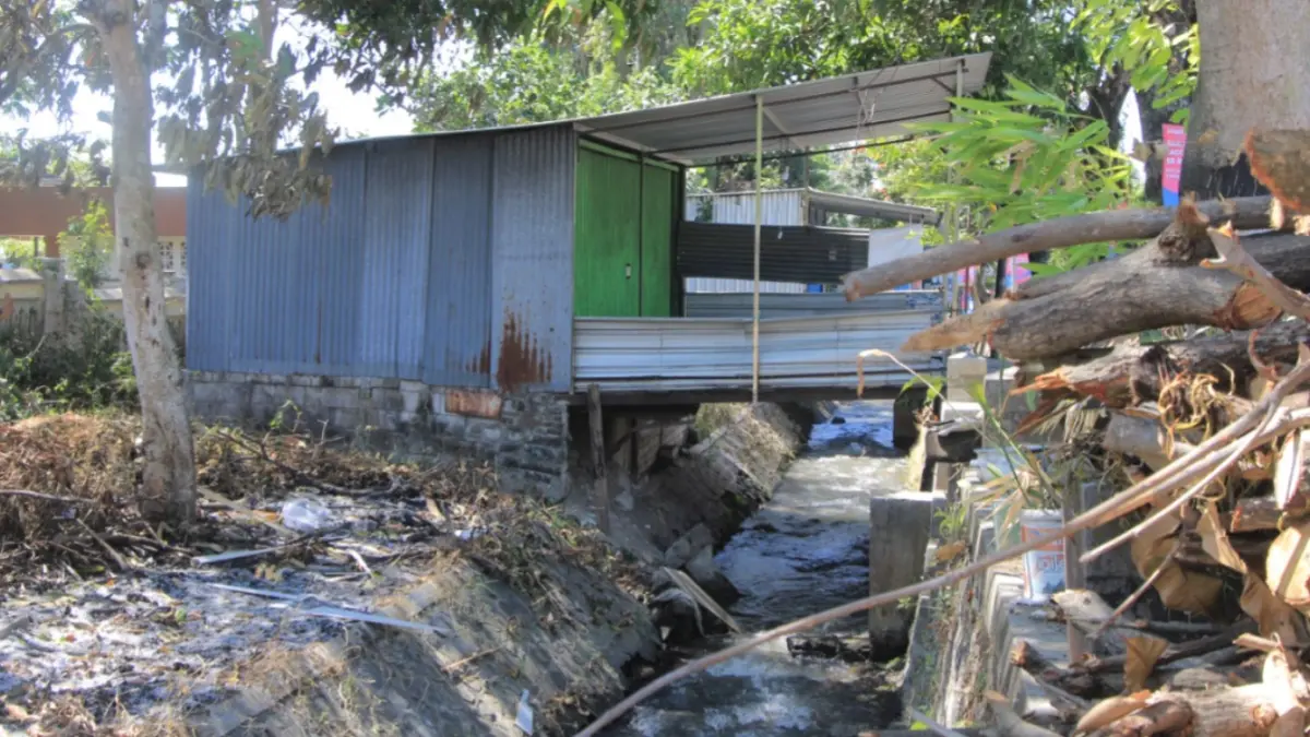 Bangunan yang berdiri di atas Saluran Irigasi Tambran, Kelurahan Mangkujayan, akan ditertibkan karena tidak mengantongi izin dan mengganggu proyek rehabilitasi irigasi. Foto: Aji Putra/Radar Magetan.