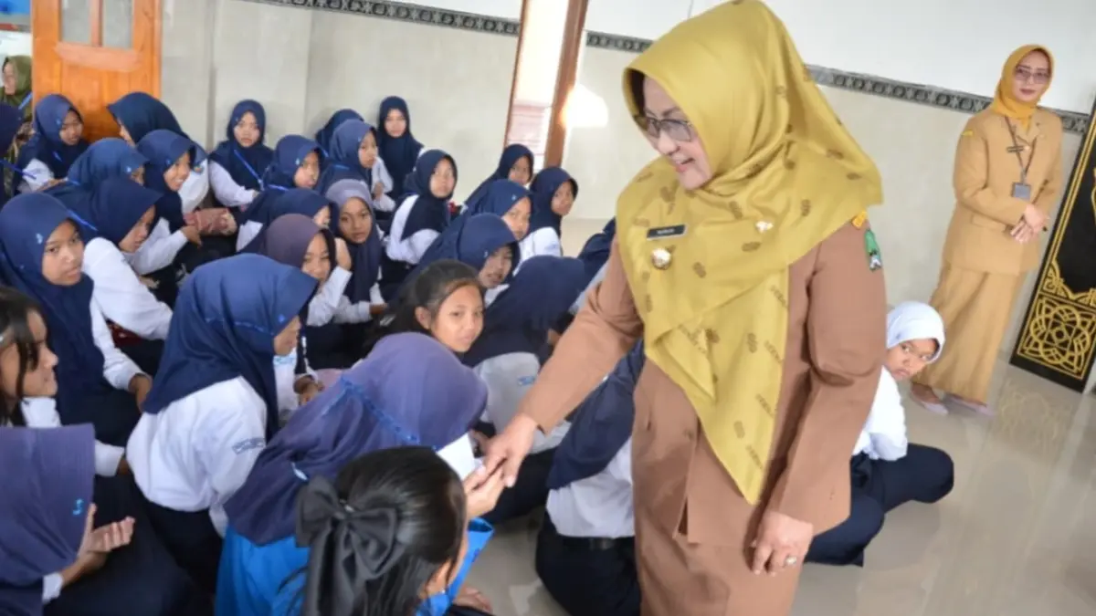 Bupati Magetan Nanik Endang Rusminiarti menyapa peserta didik baru saat meninjau pelaksanaan MPLS di sejumlah sekolah, Senin (13/7). Foto: Aji Putra/Radar Magetan.