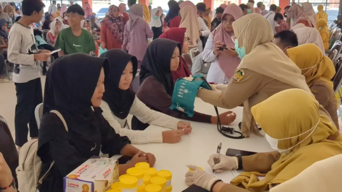 Calon siswa Sekolah Rakyat Kabupaten Madiun menjalani pemeriksaan kesehatan sebagai persiapan mengikuti MPLS dan kegiatan belajar mengajar. Foto: Dian Rahayu/Radar Caruban.