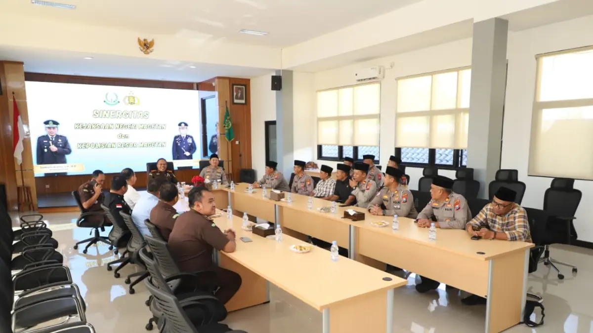 Kapolres Magetan AKBP Raden Erik Bangun Prakasa bersama jajaran bersilaturahmi ke Kejari Magetan guna memperkuat sinergi menjelang penerapan KUHP baru. Foto: Dok. Polres Magetan.