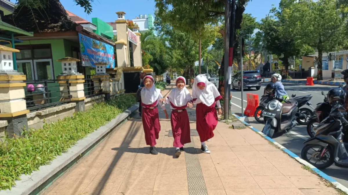 Peserta didik baru mengikuti Masa Pengenalan Lingkungan Sekolah (MPLS) pada hari pertama masuk sekolah di Kabupaten Pacitan. Foto: Nur Cahyono/Jawa Pos Radar Pacitan.