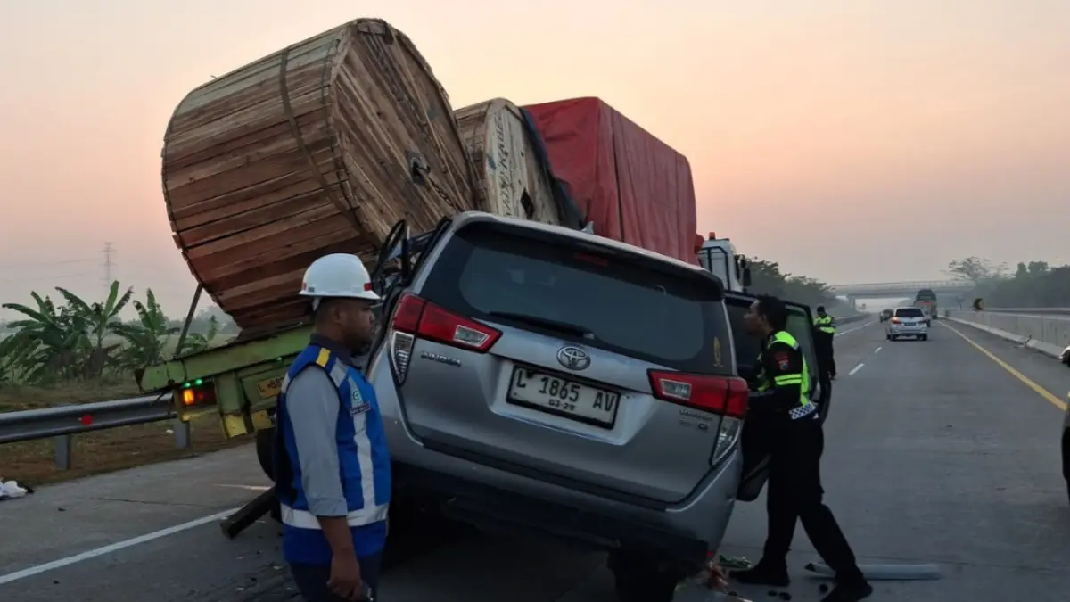 Petugas mengevakuasi kendaraan yang terlibat kecelakaan di Tol Solo-Ngawi KM 566A, Desa Bangunrejo Kidul, Kecamatan Kedunggalar. Foto: Asep Syaeful Bachri/Jawa Pos Radar Ngawi.