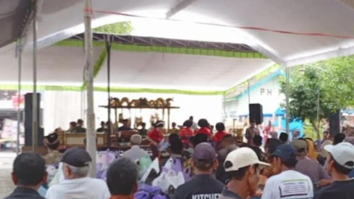 ANTUSIAS: Masyarakat Dusun Samben 1 dan 2 Desa Sidokerto, Kecamatan Karangjati, mengikuti prosesi bersih dusun.&nbsp;(SATRIO JATI WASKITO/RADAR MADIUN)