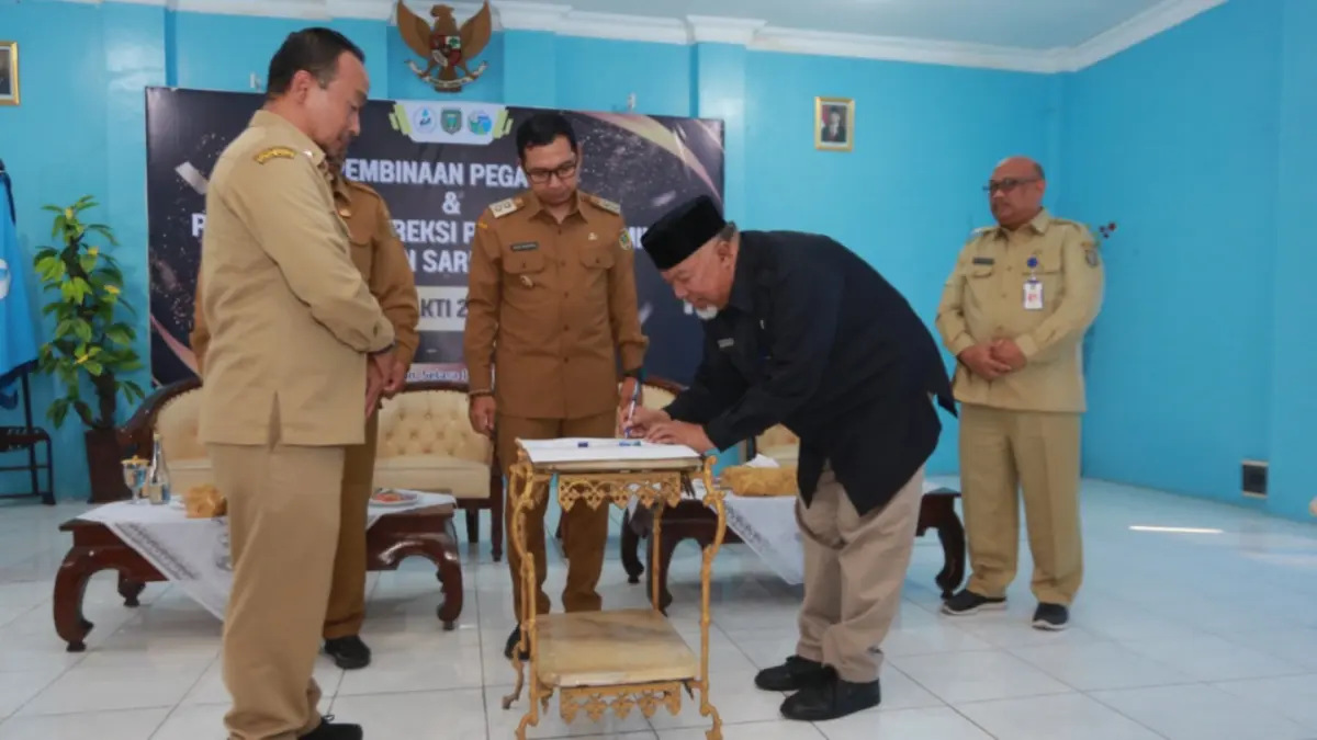 Direktur Utama Perumdam Tirta Taman Sari Kota Madiun Suyoto menyampaikan laporan kinerja akhir masa jabatan. Foto: BAGAS BIMANTARA/JAWA POS RADAR MADIUN