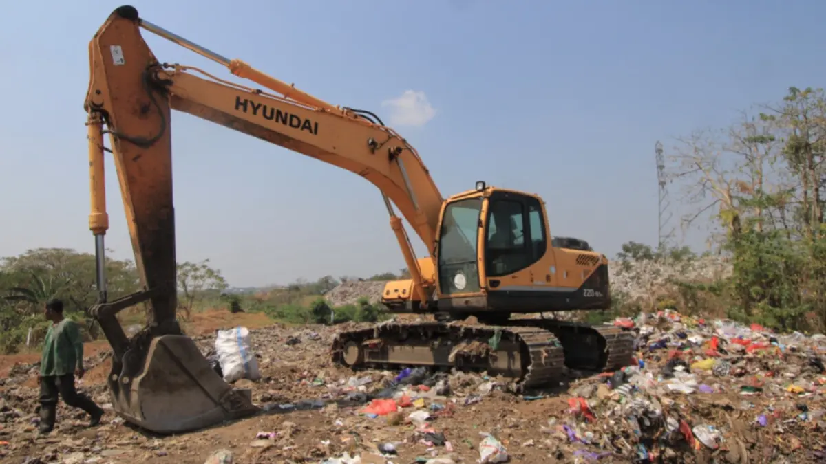 DLHP Magetan memperkuat mitigasi kebakaran di TPA Milangasri, Panekan, dengan mendirikan pos pantau dan menyiagakan alat berat untuk menghadapi potensi titik api selama musim kemarau. Foto: AJI PUTRA/RADAR MAGETAN
