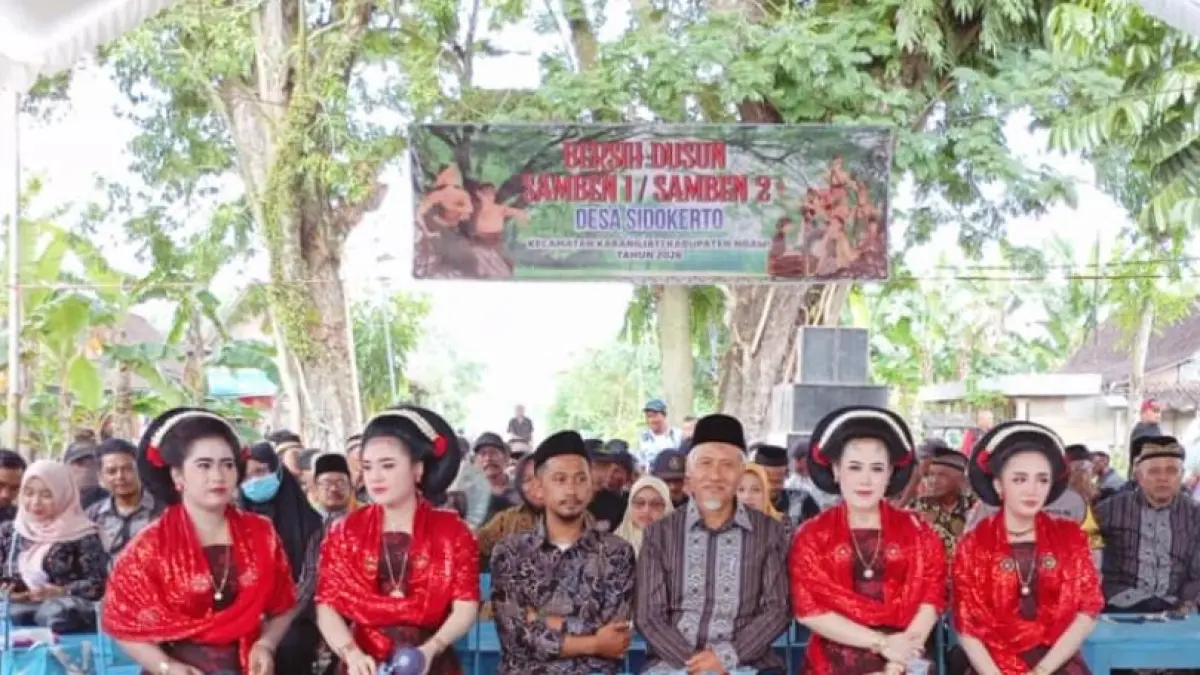 GAYENG: Jajaran Pemdes Sidokerto, Kecamatan Karangjati, melaksanakan kegiatan bersih dusun di Dusun Samben 1 dan 2 dengan menggelar kesenian tayub. (SATRIO JATI WASKITO/RADAR MADIUN)