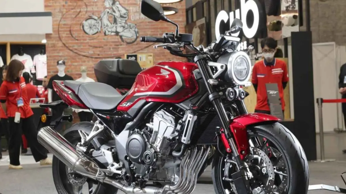 Honda CB400 Super Four E-Clutch dirilis di Jepang.