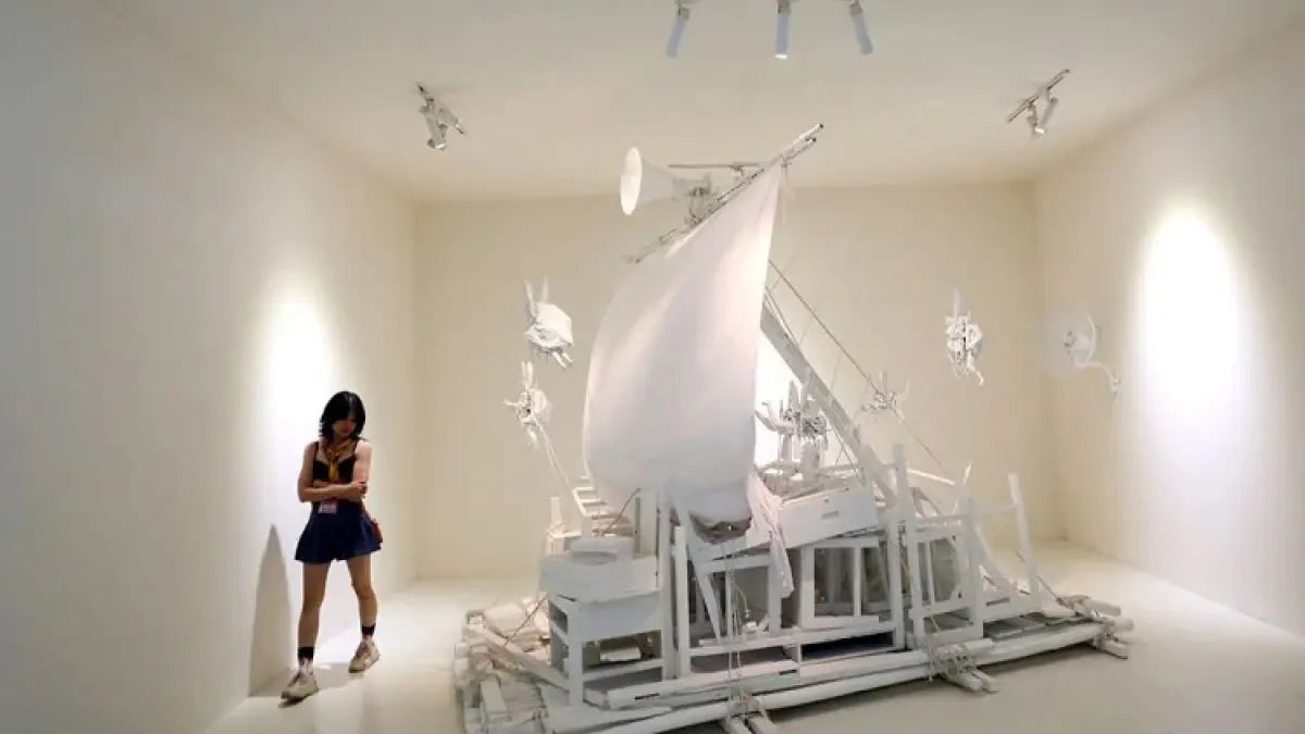 Pengunjung mengamati karya yang dipamerkan saat pameran seni rupa ARTJOG 2026 (ANTARA)