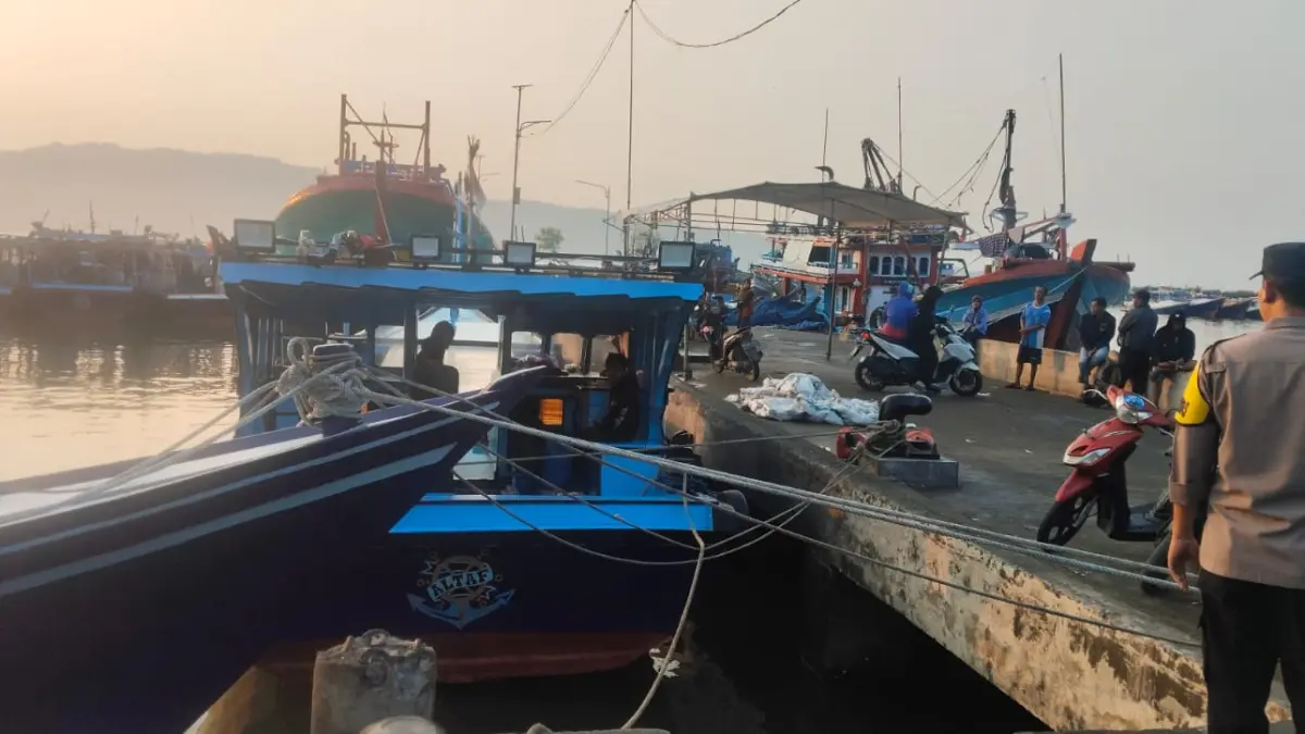 Petugas bersama nelayan melakukan proses pencarian ABK KM Orvia-09 yang tercebur di kawasan Pelabuhan Perikanan Tamperan, Pacitan. FOTO: ISTIMEWA