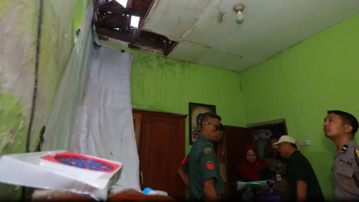 Petugas Disperkim Kota Madiun bersama pemerintah kelurahan melakukan verifikasi calon penerima bantuan rumah tidak layak huni (RTLH). Foto: BAGAS BIMANTARA/JAWA POS RADAR MADIUN