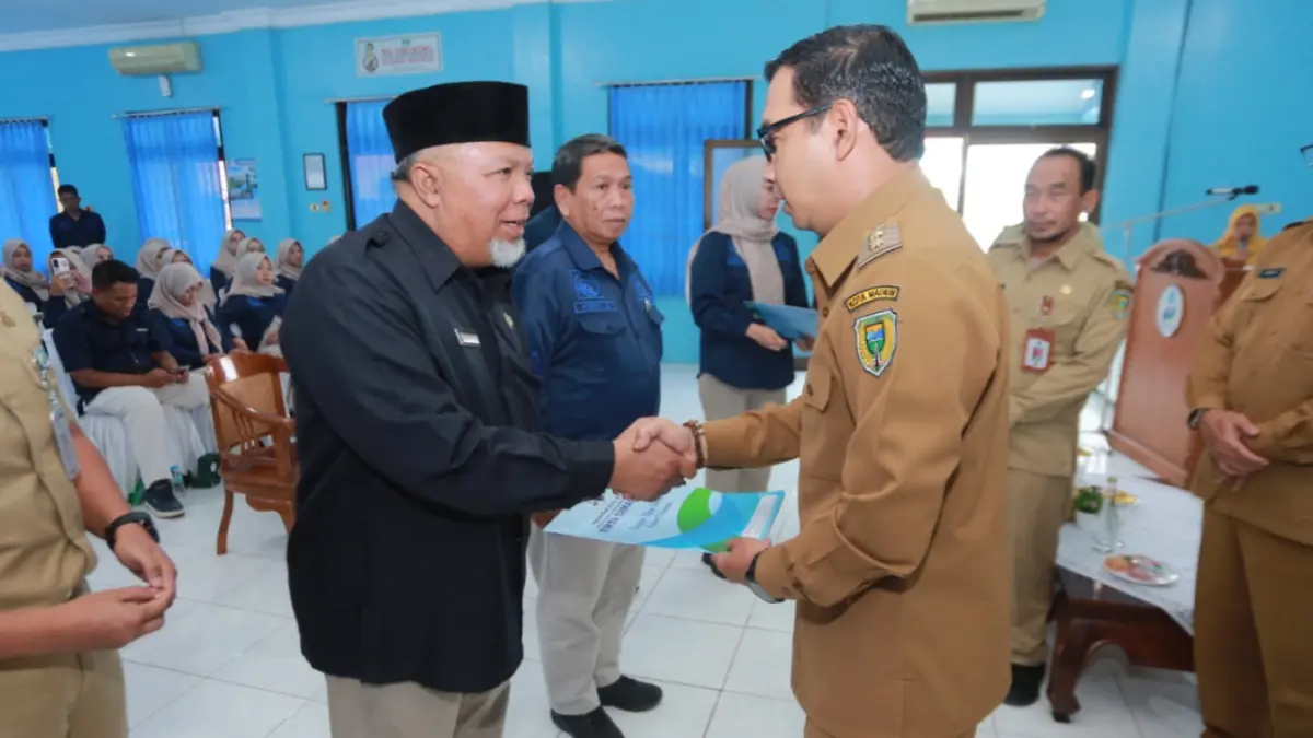 Plt Wali Kota Madiun F Bagus Panuntun melepas jajaran direksi lama Perumdam Tirta Taman Sari Kota Madiun yang dipimpin Suyoto. Foto: BAGAS BIMANTARA/JAWA POS RADAR MADIUN